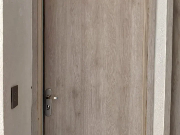 ENTRADA CON PUERTA CERRADA