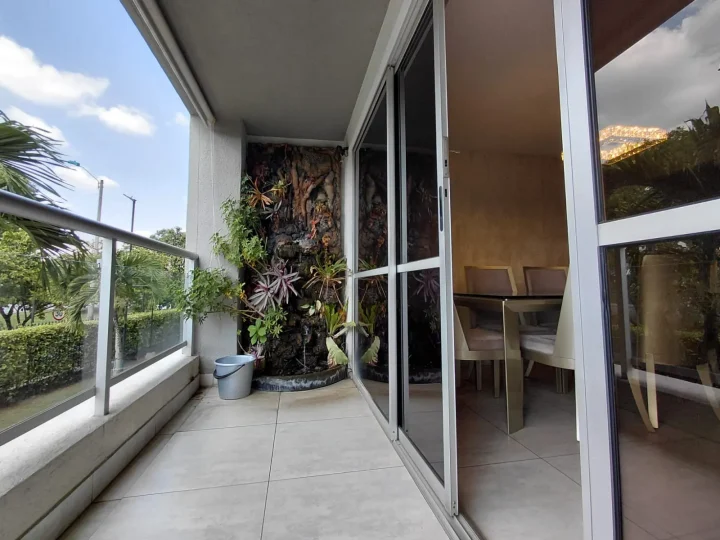 VALCON MIRANDO A APARTAMENTO